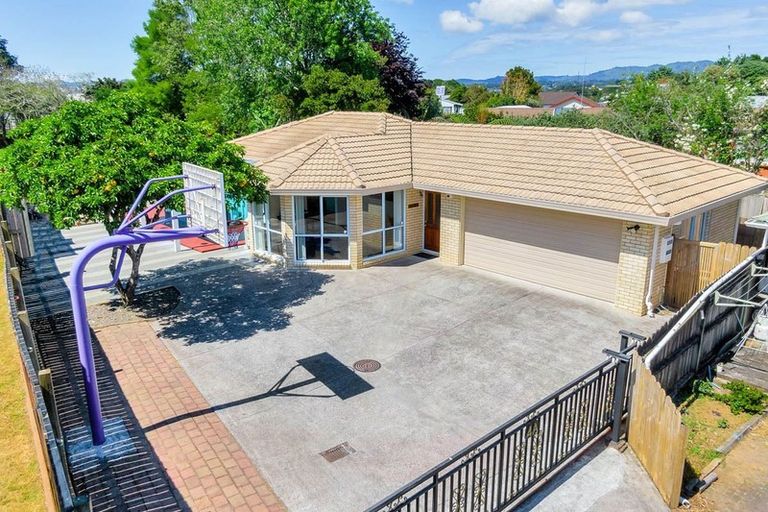 Photo of property in 1/4 Sturges Road, Henderson, Auckland, 0610