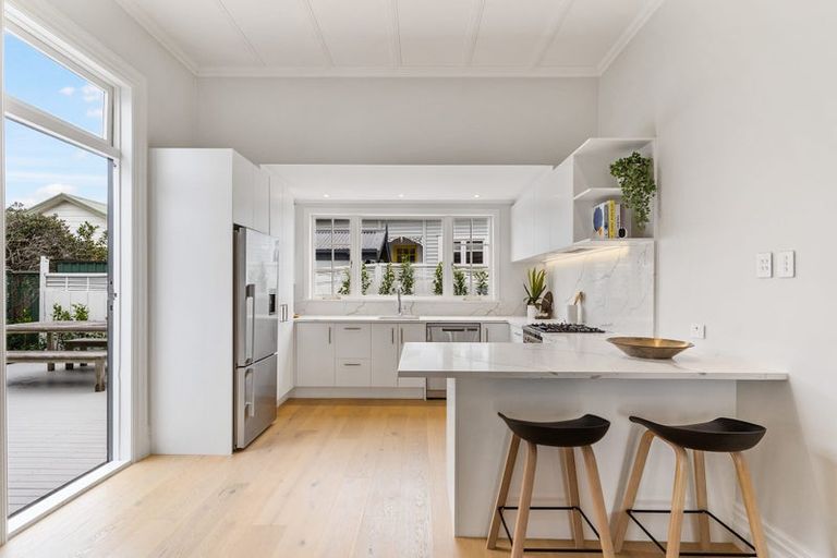 Photo of property in 7 Fairfax Avenue, Northcote, Auckland, 0627