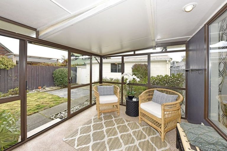 Photo of property in 2/23 Broadfell Avenue, Avonhead, Christchurch, 8042