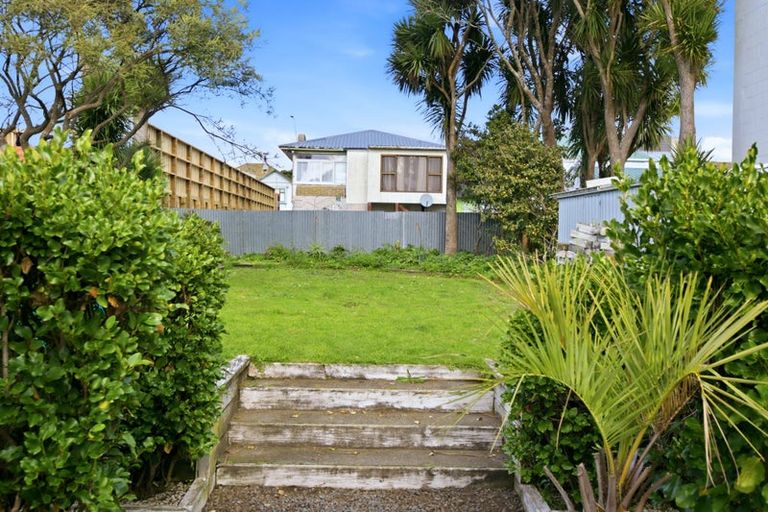 Photo of property in 35 Hine Street, New Plymouth, 4310