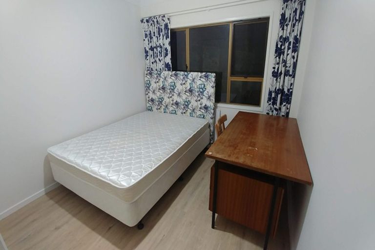 Photo of property in 2/325 Glenfield Road, Glenfield, Auckland, 0629