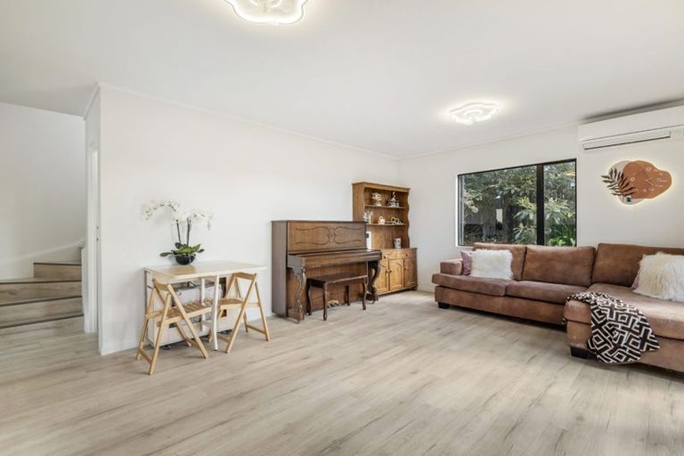 Photo of property in 1/14 Helicon Place, Totara Vale, Auckland, 0629