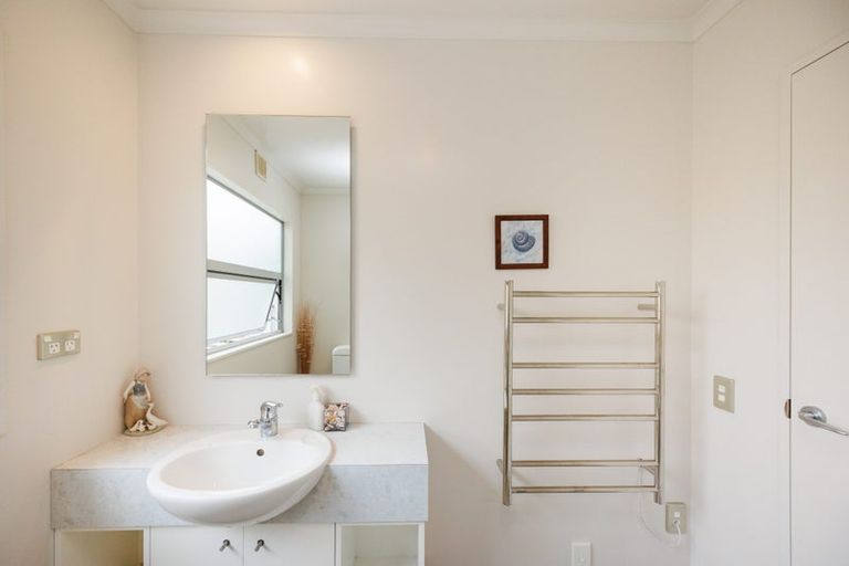 Photo of property in 6 The Oaks, Awapuni, Palmerston North, 4412