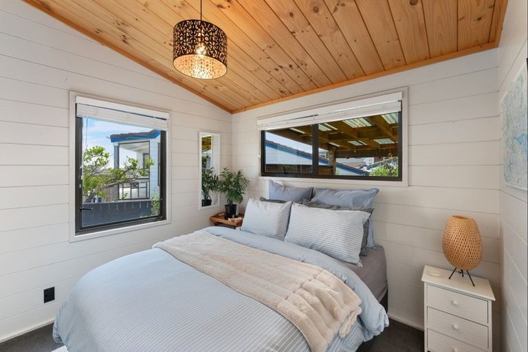 Photo of property in 15 Waiheke Street, Waikanae Beach, Waikanae, 5036