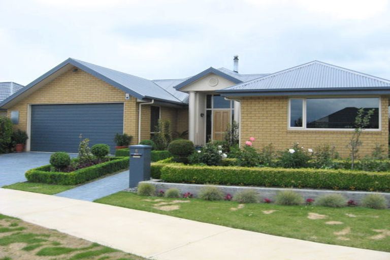 Photo of property in 6 Oratia Grove, Northwood, Christchurch, 8051