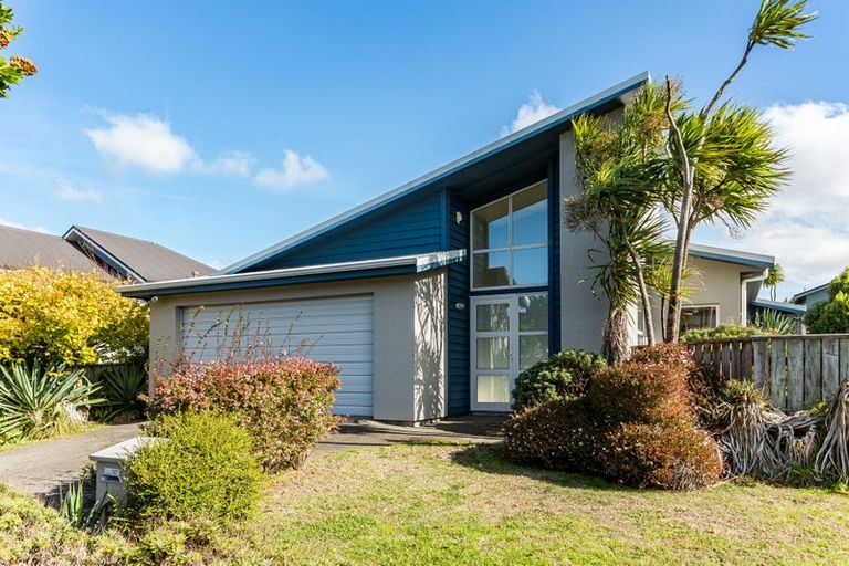 Photo of property in 6 Routeburn Avenue, Aotea, Porirua, 5024