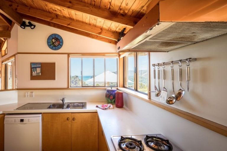 Photo of property in 70 Rayner Road, Piha, 0772