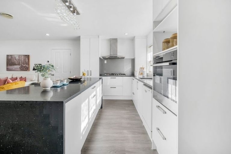 Photo of property in 2 Lockington Avenue, Henderson, Auckland, 0612