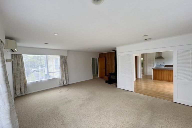 Photo of property in 135 Taylor Terrace, Tawa, Wellington, 5028