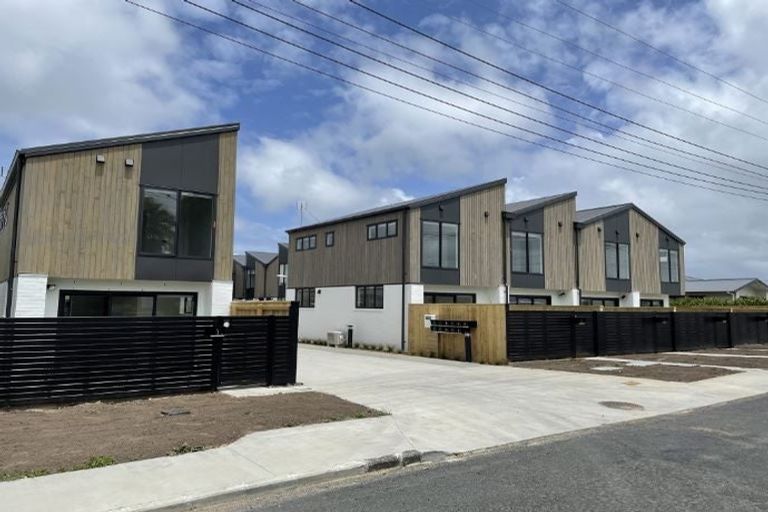 Photo of property in 15/12 Tawa Road, Te Atatu Peninsula, Auckland, 0610