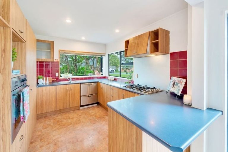 Photo of property in 1/266 Glamorgan Drive, Northcross, Auckland, 0630