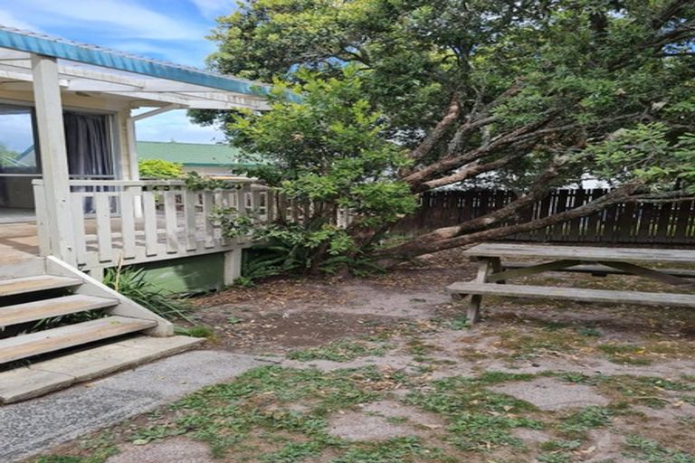 Photo of property in 4 Ballial Place, West Harbour, Auckland, 0618