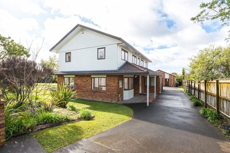 Photo of property in 4 Heversham Place, Glendene, Auckland, 0602