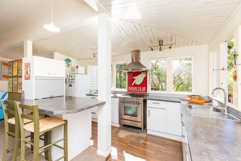 Photo of property in 98 Konini Road, Titirangi, Auckland, 0604