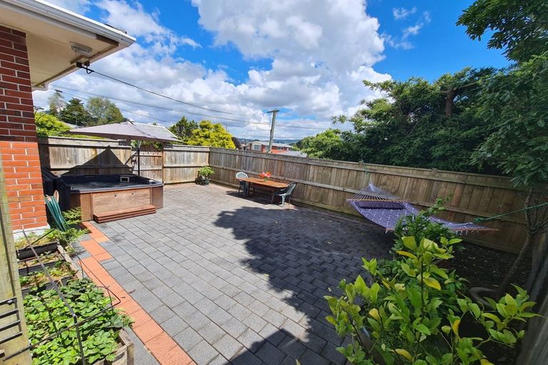 Photo of property in 1/40 Hillcrest Avenue, Hillcrest, Auckland, 0627