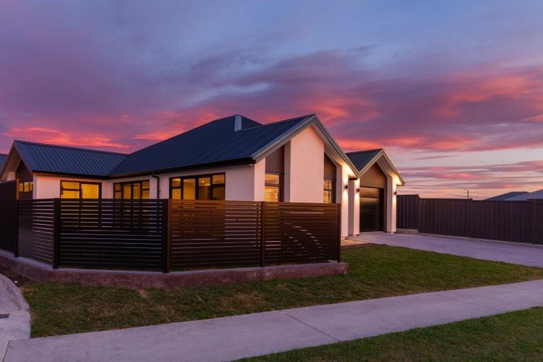 Photo of property in 98 Eriksen Road, Te Awa, Napier, 4110