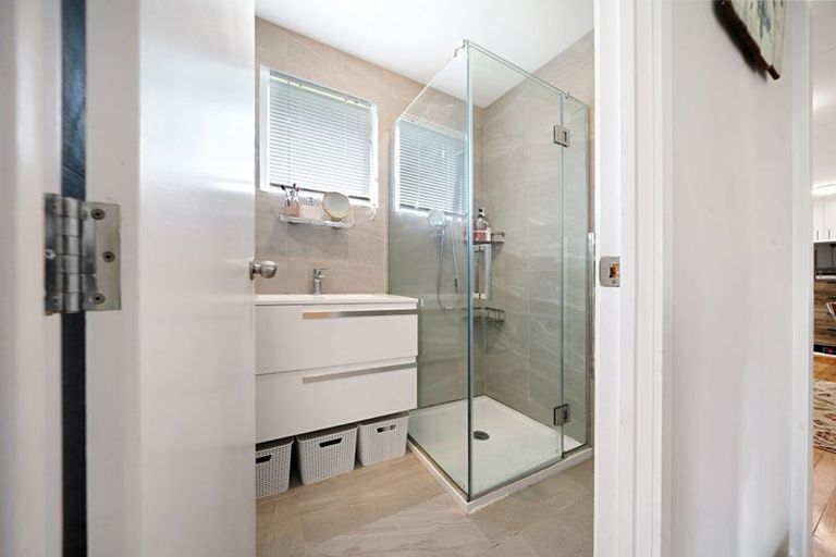 Photo of property in 2/615 Swanson Road, Swanson, Auckland, 0612