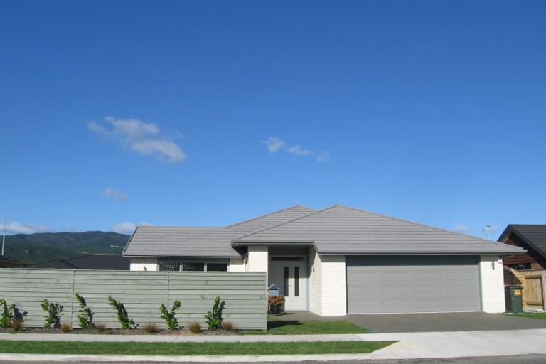 Photo of property in 32 Gandalf Crescent, Paraparaumu, 5032