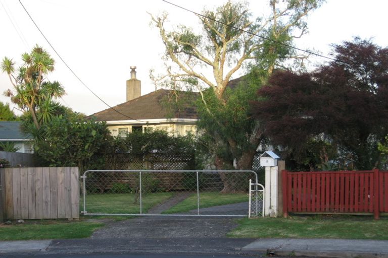 Photo of property in 9 Devon Street, Te Atatu South, Auckland, 0610