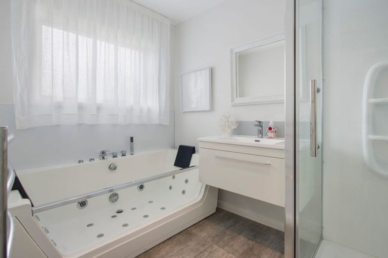 Photo of property in 35 Waione Avenue, Athenree, Waihi Beach, 3177