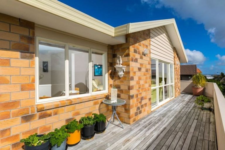 Photo of property in 2 Kittiwake Drive, Schnapper Rock, Auckland, 0632
