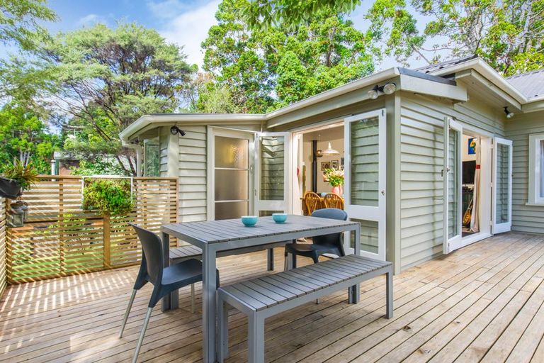 Photo of property in 98 Konini Road, Titirangi, Auckland, 0604