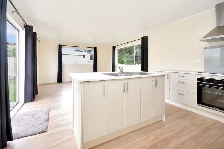 Photo of property in 25a West Harbour Drive, West Harbour, Auckland, 0618