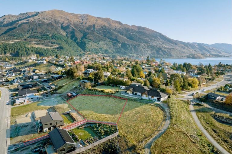 Photo of property in 33 Tomtit Crescent, Lake Hawea, 9382