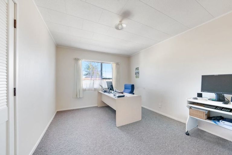 Photo of property in 26 Kopara Place, Clendon Park, Auckland, 2103
