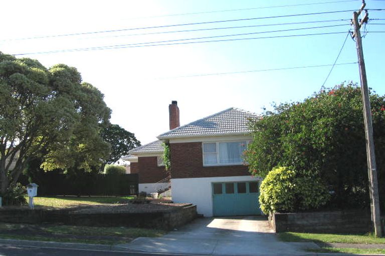 Photo of property in 1/2 Maui Street, New Lynn, Auckland, 0600
