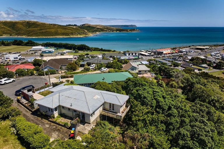 Photo of property in 16 Walker Avenue, Paremata, Porirua, 5026