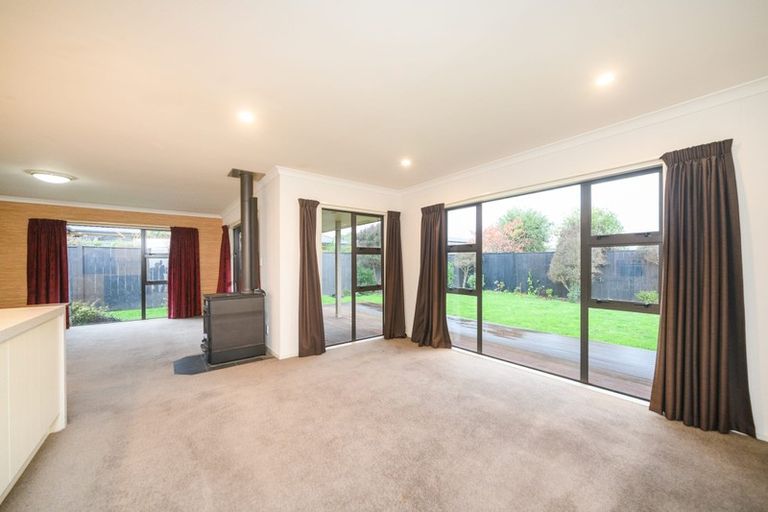 Photo of property in 16 Sorrento Place, Kelvin Grove, Palmerston North, 4414