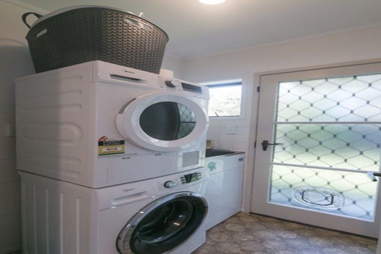 Photo of property in 2/13 Frank Evans Place, Henderson, Auckland, 0610