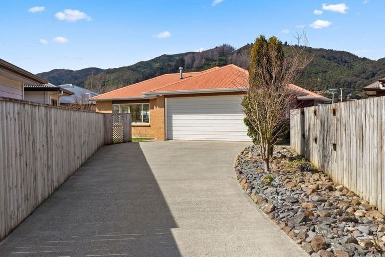 Photo of property in 11 Woodland Grove, Wainuiomata, Lower Hutt, 5014