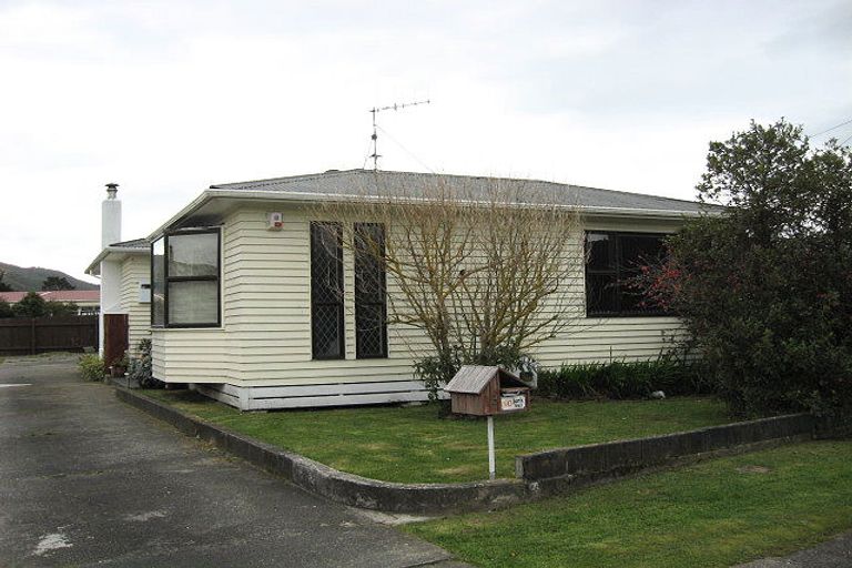 Photo of property in 15 Miles Crescent, Wainuiomata, Lower Hutt, 5014
