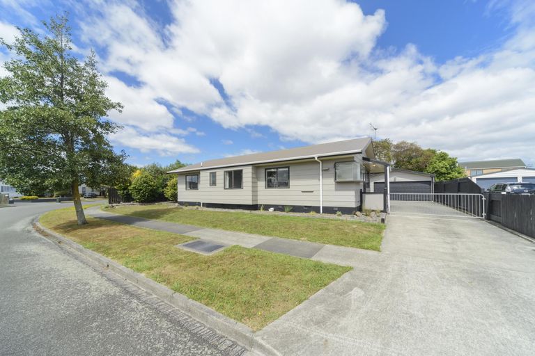Photo of property in 73 Hillcrest Drive, Kelvin Grove, Palmerston North, 4414
