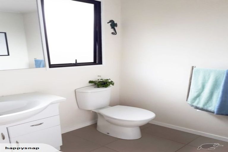 Photo of property in 1/9 Fathom Place, Te Atatu Peninsula, Auckland, 0610