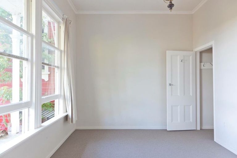 Photo of property in 53 Garden Road, Northland, Wellington, 6012