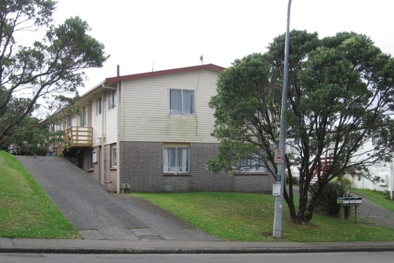 Photo of property in 3/12 Stewart Drive, Newlands, Wellington, 6037