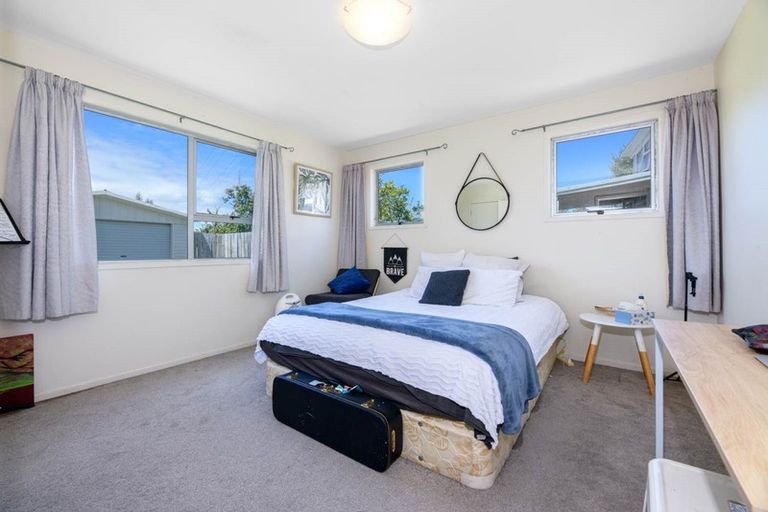 Photo of property in 16 Waimumu Road, Massey, Auckland, 0614