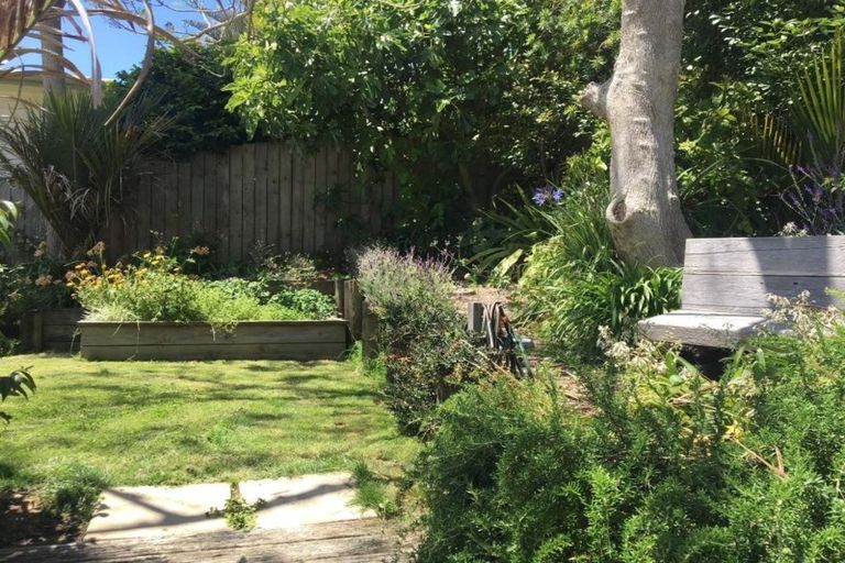 Photo of property in 27 Hastings Parade, Devonport, Auckland, 0624