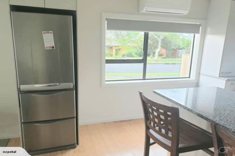 Photo of property in 1/2 Pitlochry Place, Highland Park, Auckland, 2010