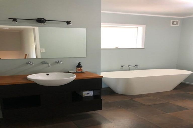 Photo of property in 1b Montana Avenue, Murrays Bay, Auckland, 0630