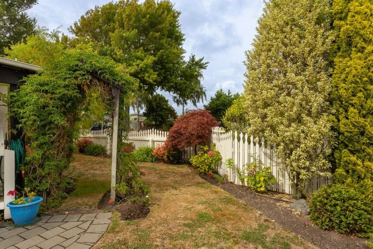 Photo of property in 1/208 Memorial Avenue, Burnside, Christchurch, 8053