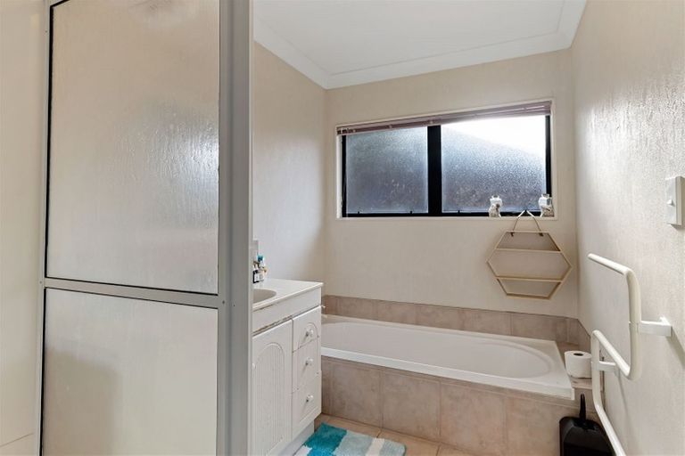 Photo of property in 2/8 Sailfish Drive, West Harbour, Auckland, 0618