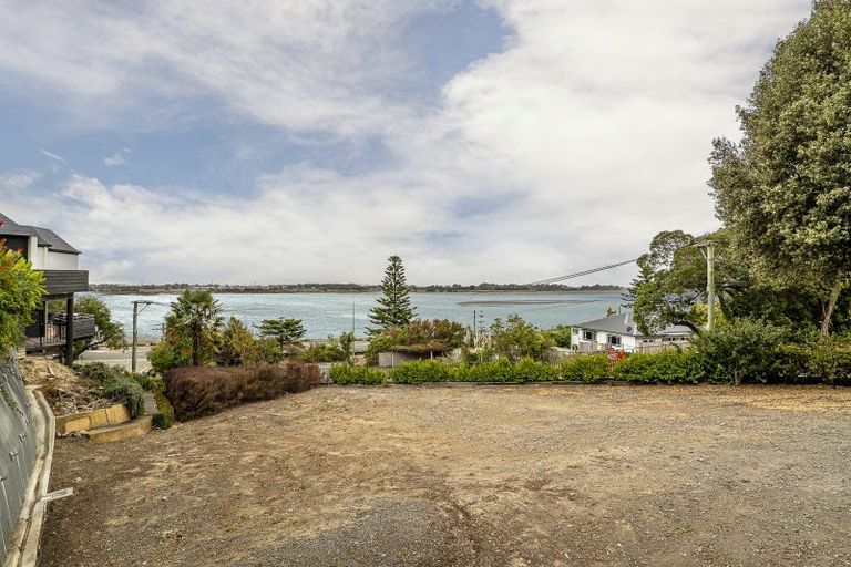 Photo of property in 2/4 The Brae, Mount Pleasant, Christchurch, 8081