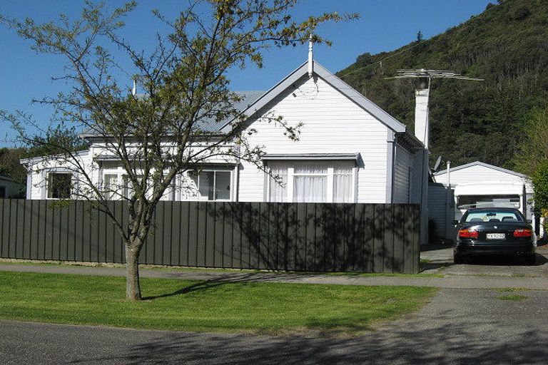Photo of property in 52 Devon Street, Picton, 7220