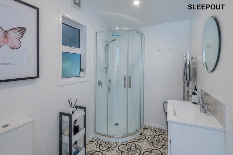 Photo of property in 27 Hemara Street, Waikanae Beach, Waikanae, 5036