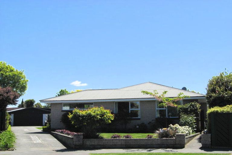 Photo of property in 17 Ilfracombe Place, Burnside, Christchurch, 8053