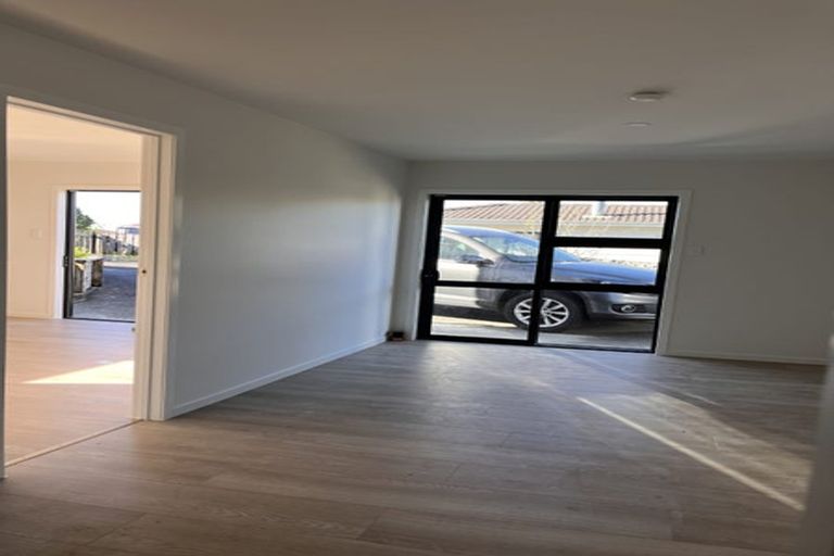 Photo of property in 1 Loughanure Place, Massey, Auckland, 0614